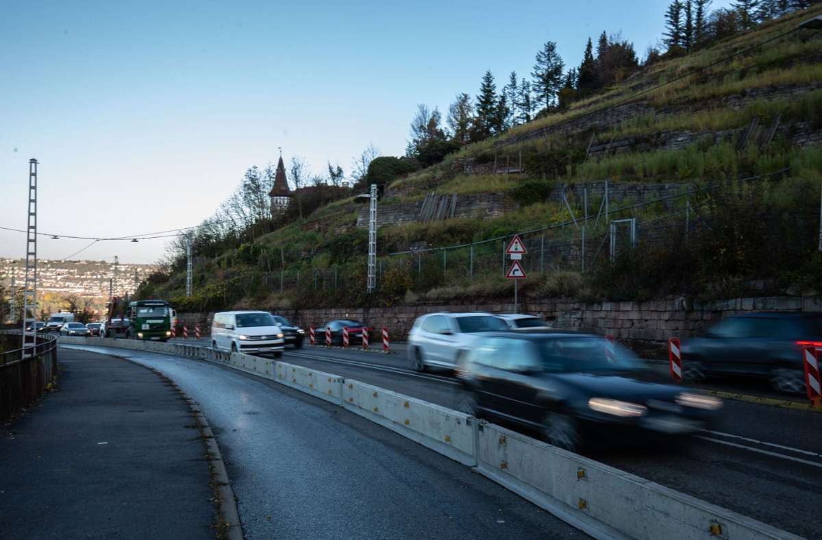 Verkehrschaos  in Stuttgart: Lkw in Schieflage –  Weinsteige gesperrt