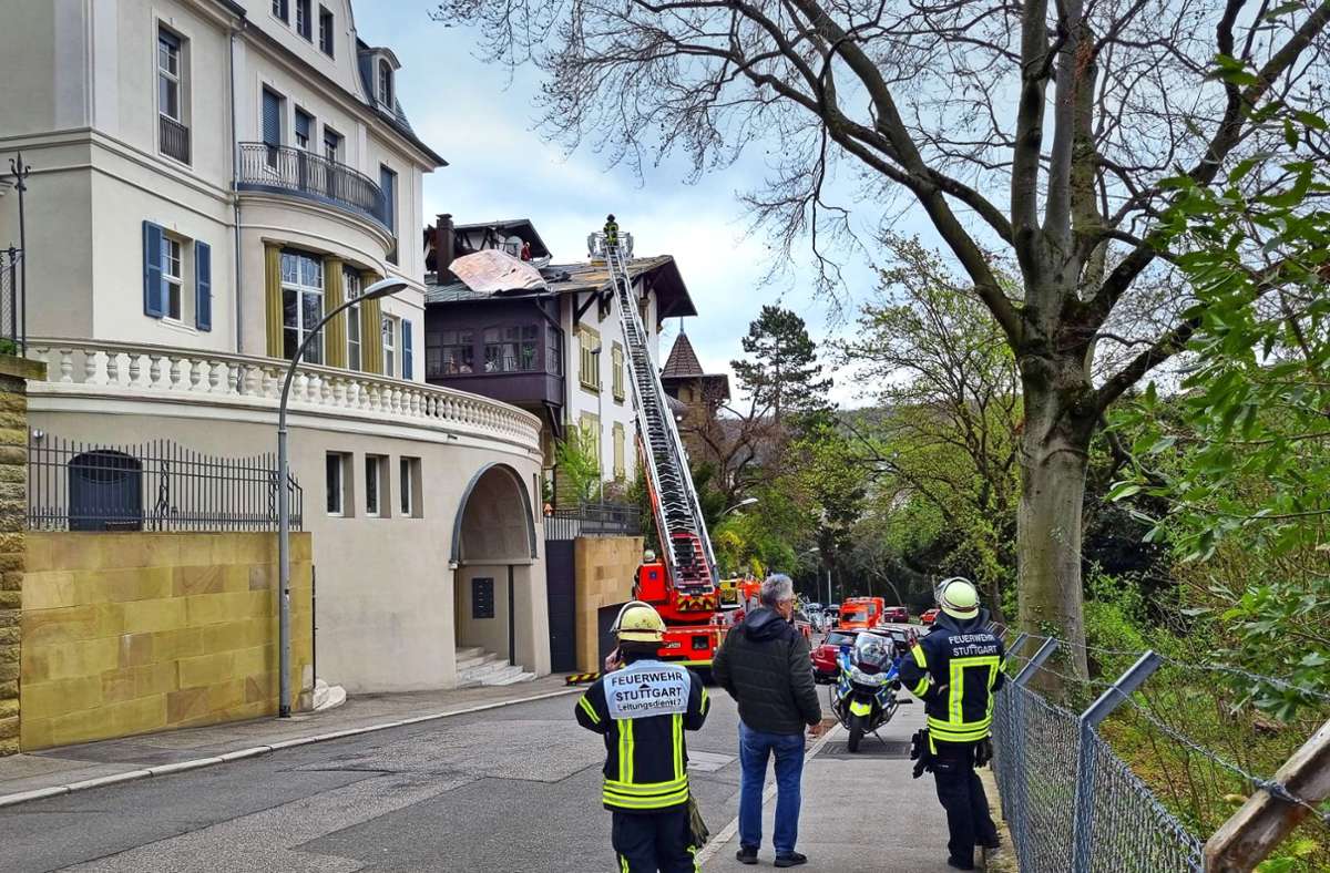 Vorsicht, ein fliegendes Dach: Einsatz der Feuerwehr in der Hohenzollernstraße.