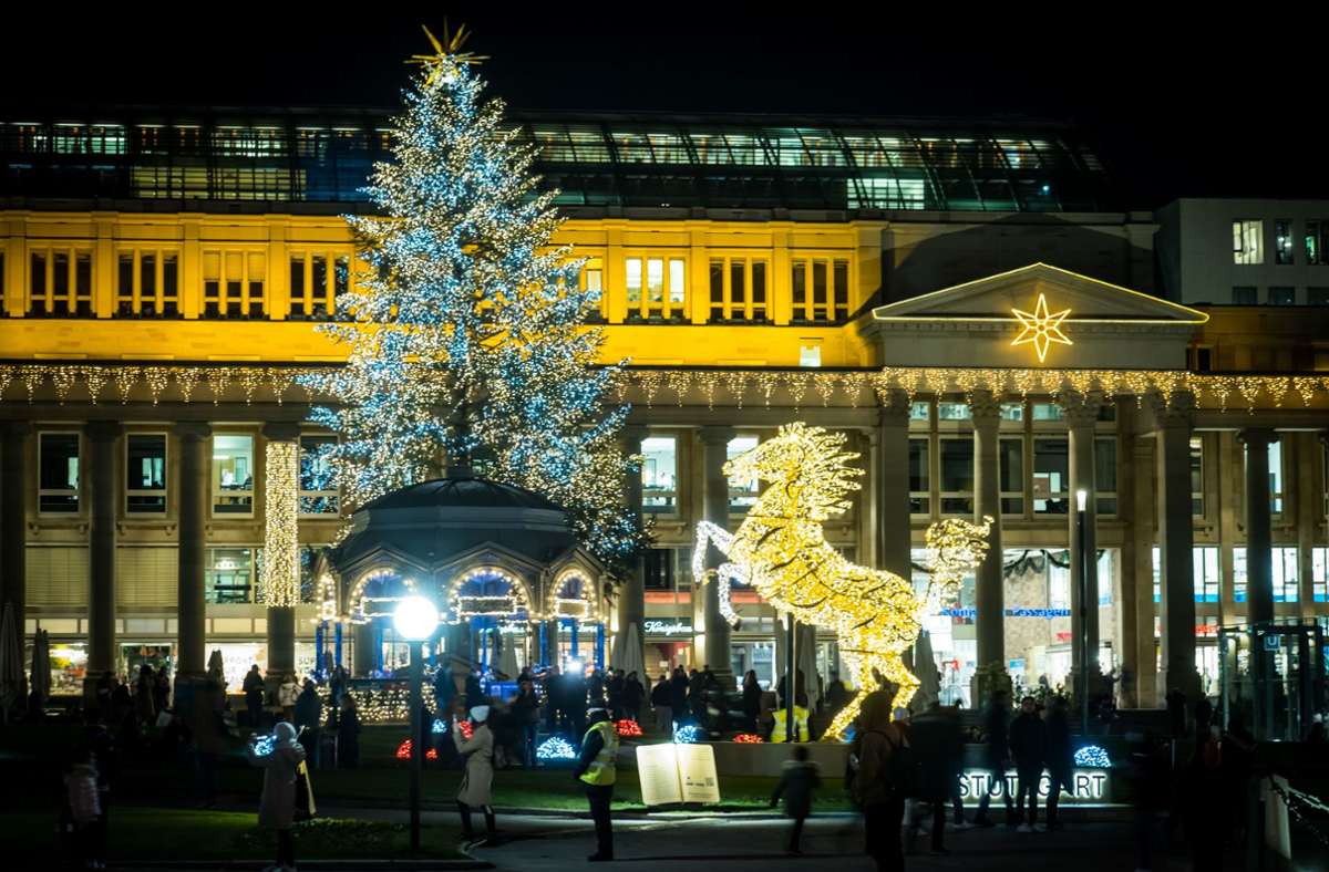 Ersatz für Stuttgarter Weihnachtsmarkt: Glanzlichter und Weihnachtsbaum strahlen festlich um die Wette