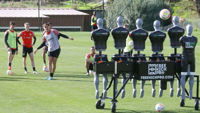 Kurioses VfB-Training – mit den Freistoß-Robotern von Marbella