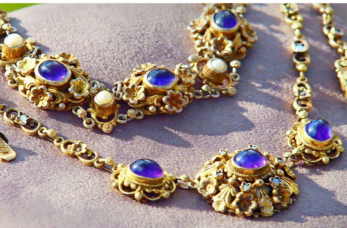 Amethysten, Perlen und Opale –  das Design des Colliers gilt als typisch für die Zeit der österreich-ungarischen Monarchie, der geschätzte Wert liegt bei   500 Euro. Foto: Screenshot Vimeo