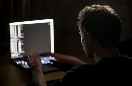 Auf dem Symbolbild hackt ein Cyberkrimineller mit seinem Laptop ein Computersystem. Foto: dpa/Fabian Sommer