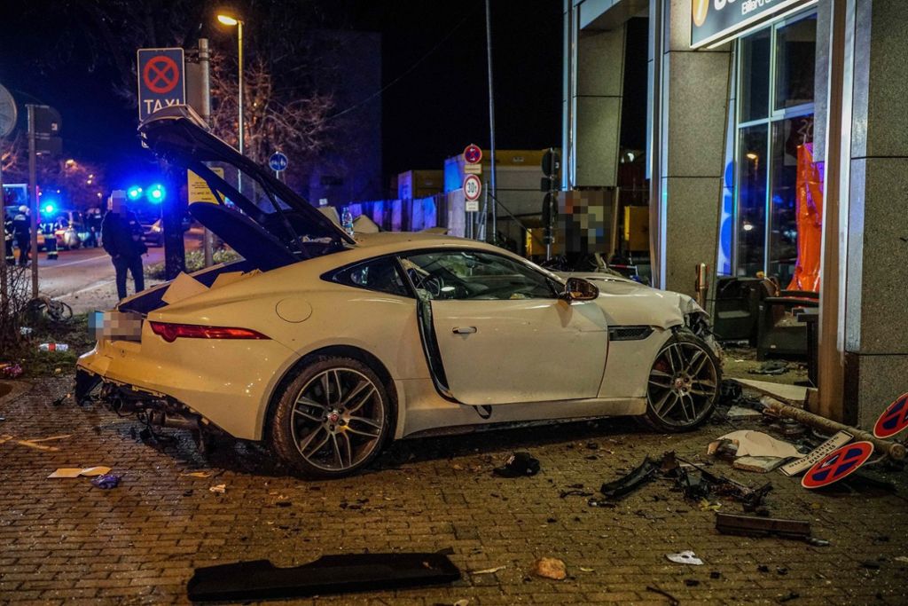 Bei dem Unfall in Stuttgart kamen zwei Menschen ums Leben: 20-Jähriger nach tödlichem Raserunfall in Haft