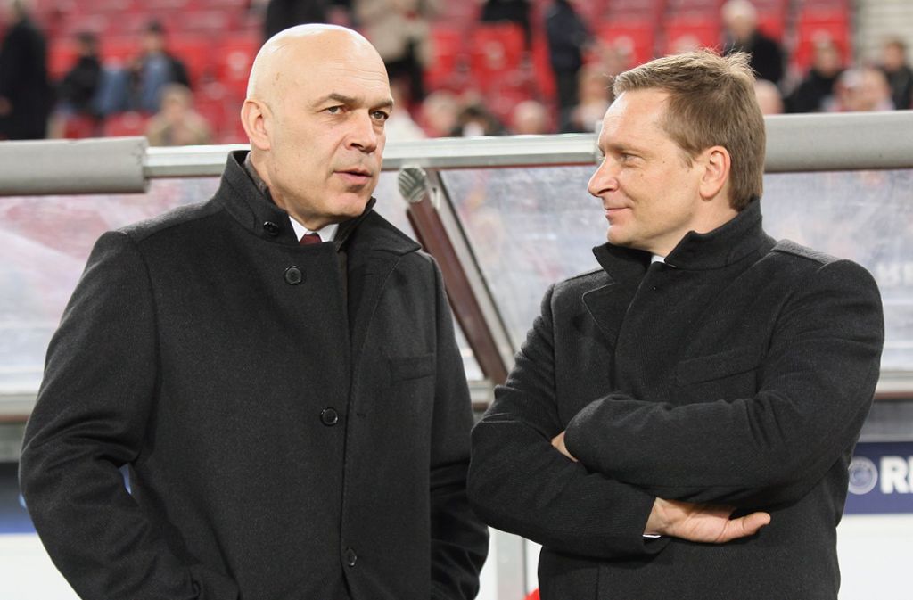 Trainer Christian Groß (links) und Sportvorstand Horst Heldt müssen dann im Achtelfinal-Rückspiel in Barcelona eine 0:4-Niederlage ihres VfB verdauen.