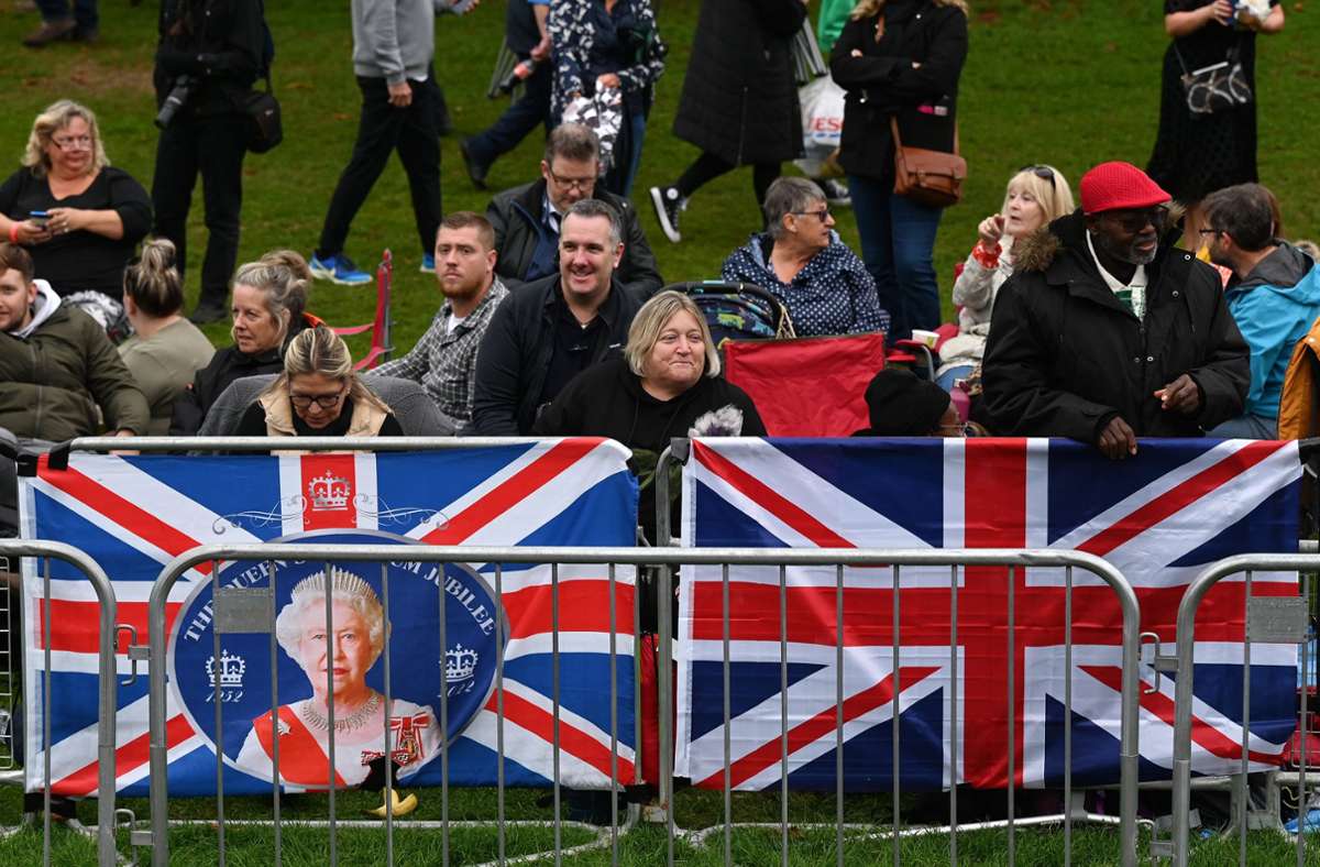 Begräbnis der Queen: Hunderte Menschen versammeln sich in Windsor