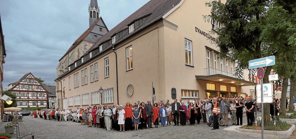 Menschenkette für den Erhalt des Esslinger Blarer-Hauses: Hand in Hand für den Erhalt des Gemeindehauses