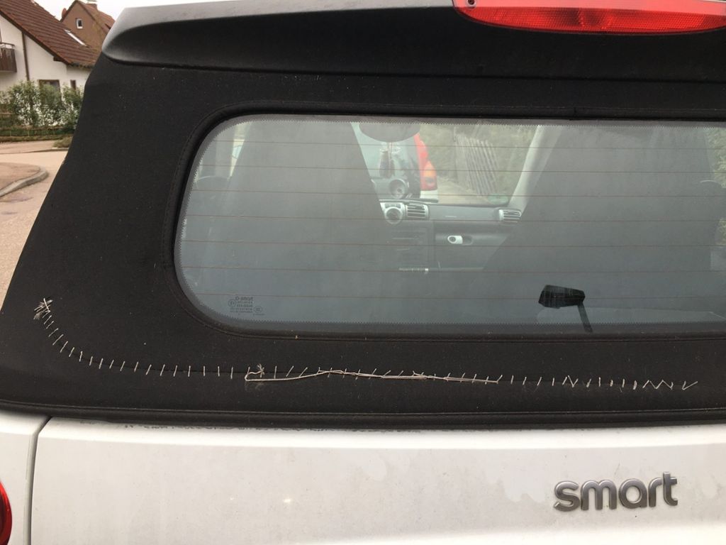 Eine Leserin hat uns dieses Foto von ihrem Cabrio geschickt. Da der Smart schon zum 2. Mal Opfer wurde, hat sie das Dach zugenäht statt ausgetauscht. Foto: oh