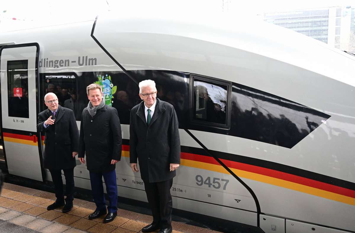 Ministerpräsident Winfried Kretschmann (rechts), Bahn-Chef Richard Lutz (Mitte) und Verkehrsstaatssekretär Michael Theurer vor dem Sonder-ICE zur Eröffnung der neuen Strecke nach Ulm