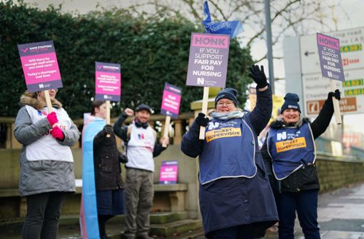 Klinikpersonal des Royal College of Nursing in Derby protestiert  an  einem Streikposten in der Nähe des Krankenhauses. Foto: dpa/Jacob King