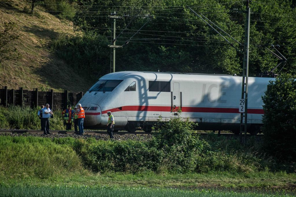 Bahnstrecke zwischen Ebersbach und Reichenbach gesperrt: Mensch bei Unfall mit ICE getötet