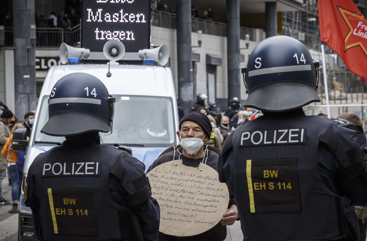 Polizei: Der gekennzeichnete Polizist