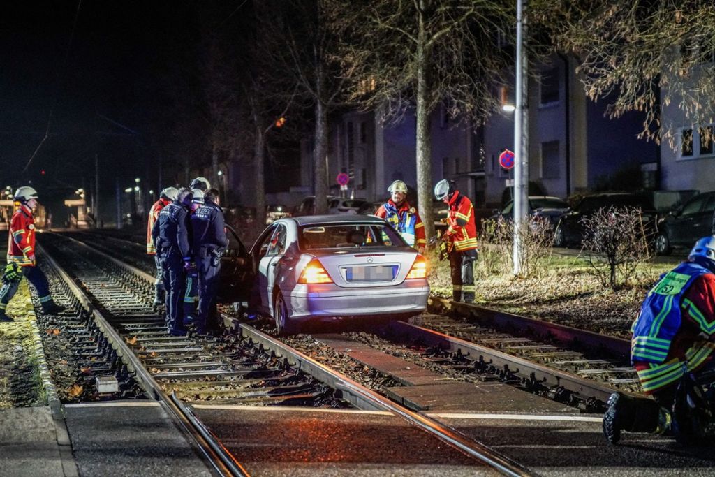 6.1.2020 In Leinfelden ist ein junger Mann mit seinem Auto auf die Gleise geraten
