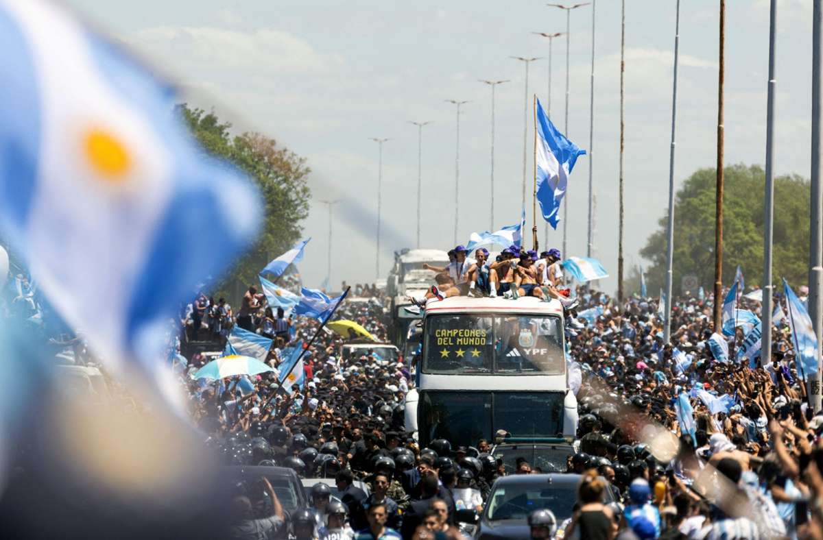 Nach dem WM-Sieg der argentinischen Mannschaft waren die Fans in Buenos Aires nicht mehr zu halten. Foto: AFP/TOMAS CUESTA