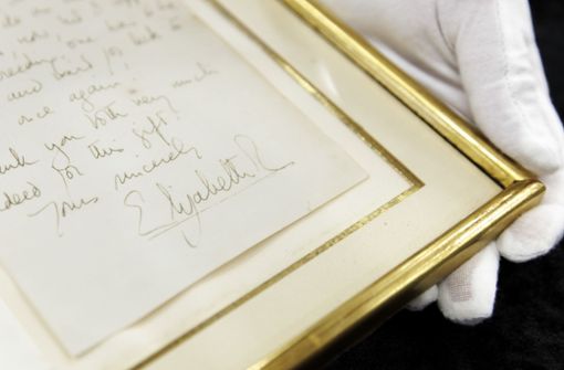 Das Stuttgarter Auktionshaus Eppli versteigerte einen handgeschriebenen Brief der kürzlich gestorbenen Königin Elisabeth II. aus dem Jahr 1966. Foto: dpa/Julian Rettig