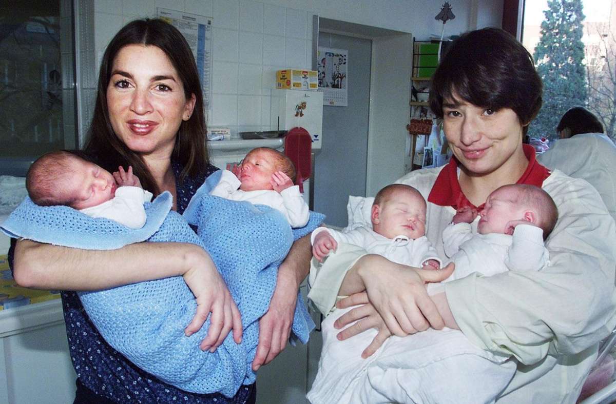 Am 2.2.2000 brachte Jasmin Tabbach im Stuttgarter Diakonissenkrankenhaus Lorenz und Noah Jadallah  zur Welt, Astrid Noske Maren und Ines (von links). Dieses Bild erschien damals schon in einem Bericht der Stuttgarter Nachrichten.