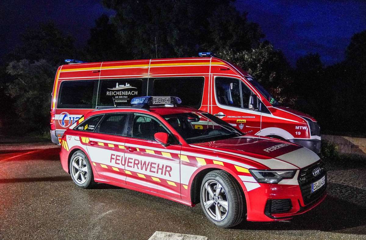 Fahrzeugbrand in Wernau: Straßensperrung wegen brennenden Autos