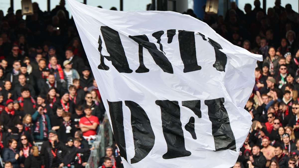2. Liga: Erneute Proteste: Nürnberg-Fans im Stadion-Innenraum