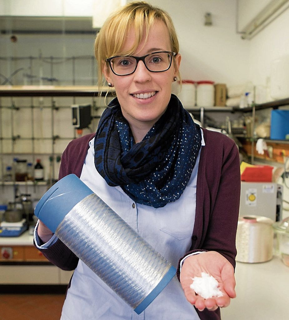 Chemikerin Johanna Spörl zeigt den Ausgangsstoff Cellulose und eine Rolle mit der neuen Faser. Foto: Bulgrin