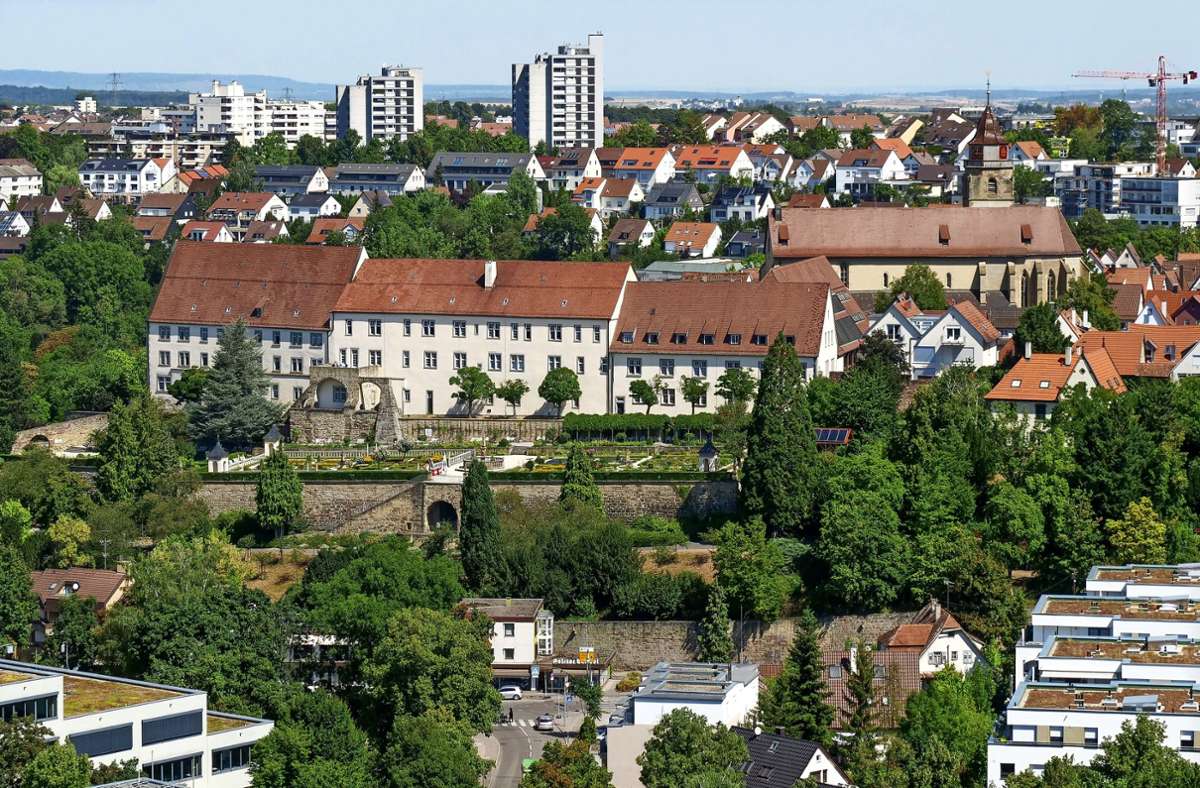 Das Leonberger Schloss – ein eher massiver und schmuckloser Bau –  von der Südseite aus betrachtet  mit seinem  sehenswerten  Pomeranzengarten. Im Hintergrund  sind die Hochhäuser im Haldengebiet zu sehen,    rechts unten       das neue Layher-Areal.