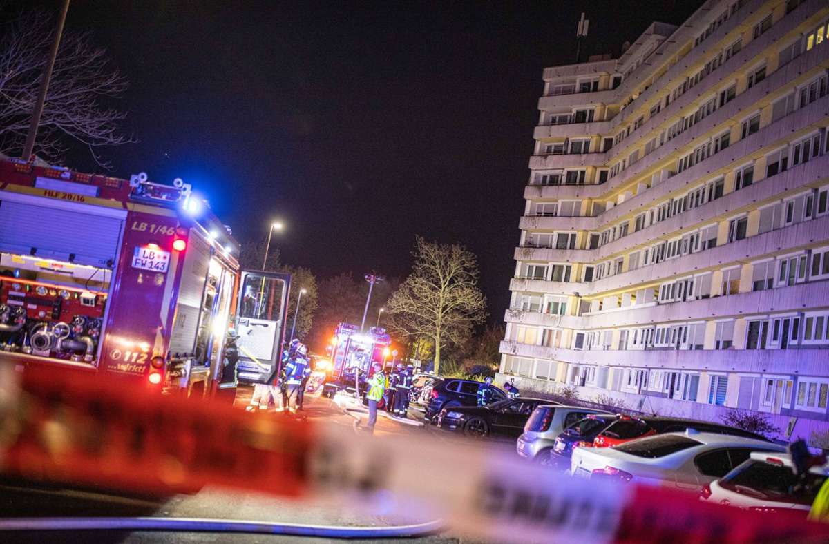 Großeinsatz bei Brand in Ludwigsburg: Feuerwehr rettet Bewohner aus Hochhaus – fünf Verletzte
