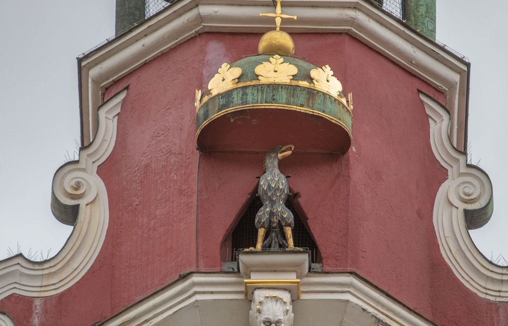 Wappentier unter dem Glockentürmchen des Alten Rathauses steht ohne Schwingen da: Wer hat den Reichsadler gerupft?