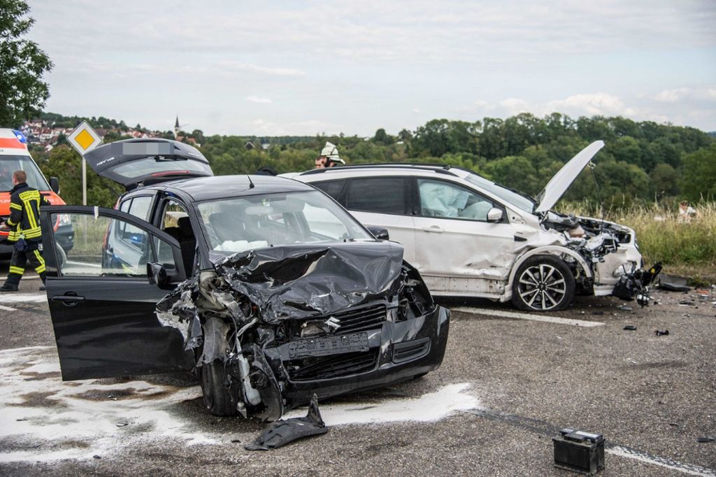 Vier Verletzte und enormer Schaden an den Fahrzeugen: Frontalzusammenstoss in Großbettlingen