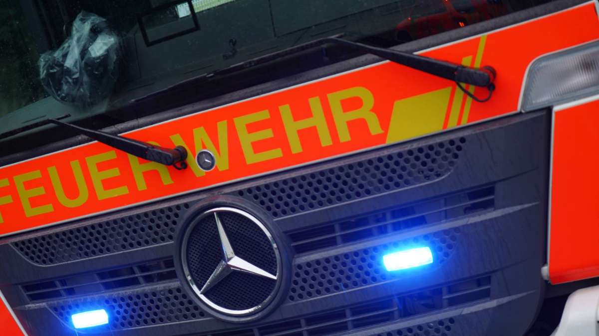 Brand in Esslingen: Blumenkübel beginnen zu schwelen – Feuerwehr muss löschen
