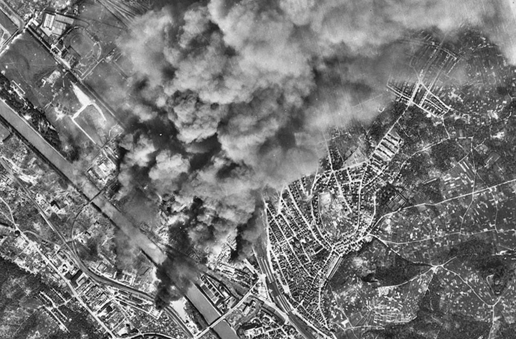 Stuttgart unter Beschuss: diese Aufnahme zeigt das Daimler-Benz-Werk in Untertürkheim 1944 nach einem Bombenangriff. Weitere Bilder von den Zerstörungen durch die alliierten Bombardements sehen Sie in der Bilderstrecke.