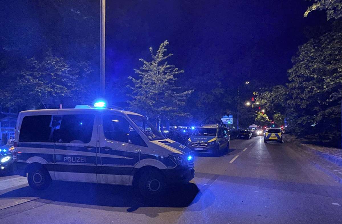 Im Zuge der Türkei-Wahl rückte die Polizei in Stuttgart zum Einsatz auf die Theodor-Heuss-Straße aus.