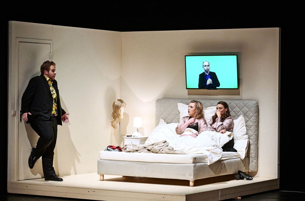 Kein Platz mehr im IKEA-Ehebett: Probenfoto mit (von links) Michael Nagl als Figaro, Sarah-Jane Brandon als Gräfin und Esther Dierkes als Susanna