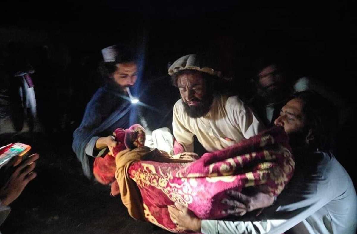 Afghanen bergen ein Opfer nach einem heftigen Erdbeben an der afghanisch-pakistanischen Grenzregion.
