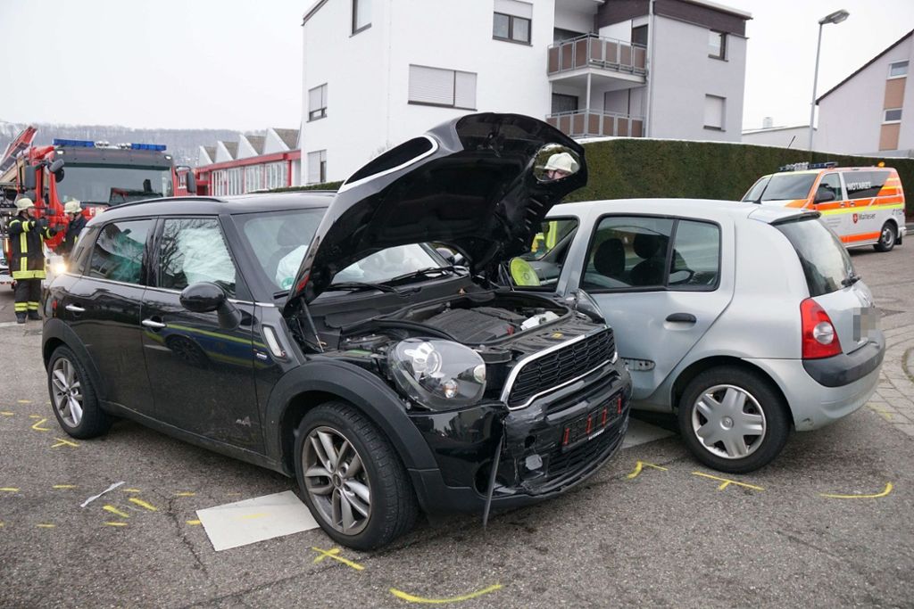 Die beiden Autofahrer wurden in ein Krankenhaus gebracht: Verkehrsunfall in Deizisau