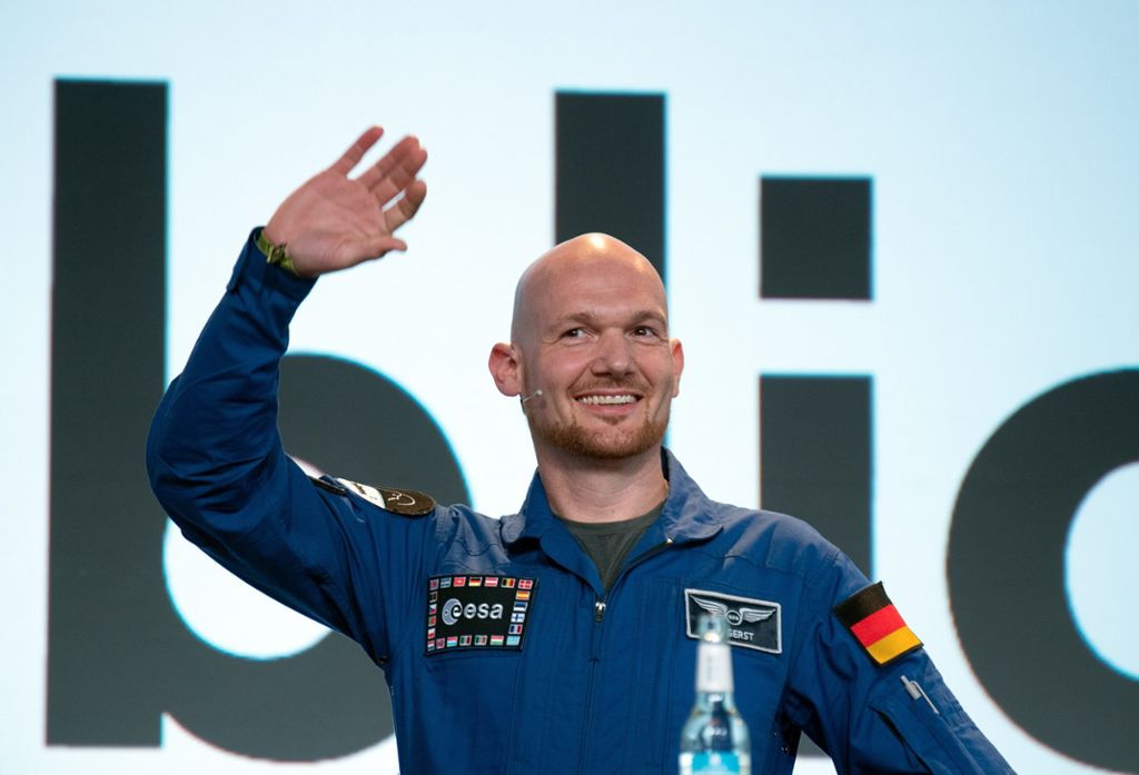 KIT-Präsident Holger Hanselka überreicht Gerst eine Flagge mit Uni-Emblem: «Astro-Alex» wird Ehrendoktor in Karlsruhe