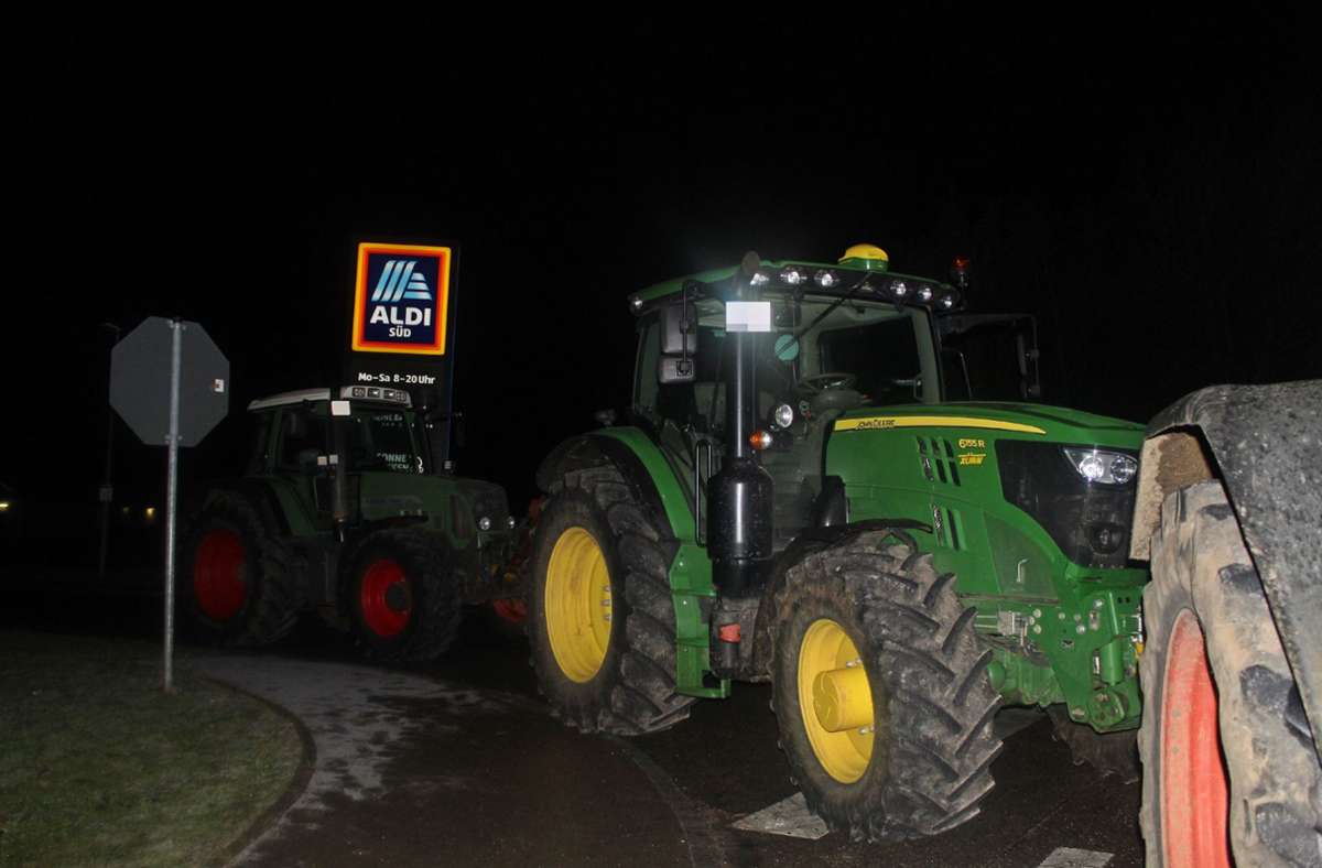 Demonstration mit Traktoren: 40 Landwirte blockieren Aldi-Lager in Aichtal