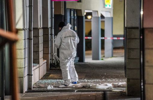 Tatortarbeit in Neuhausen auf den Fildern: Unbekannte haben einen Geldautomaten gesprengt. Foto: SDMG/Sven Kohls