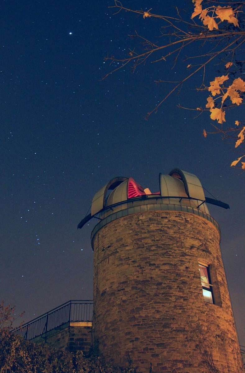 Als eine der ersten öffentlich zugänglichen Sternwarten in Deutschland wurde jene in Stuttgart  1922 eröffnet. Am Sonntag kann man von 13 bis 17 Uhr den mehr als  100 Jahre alten Zeiss-Refraktor der großen Kuppel sowie die modernen Instrumente betrachten. Die Adresse lautet: Zur Uhlandshöhe 41 in Stuttgart.