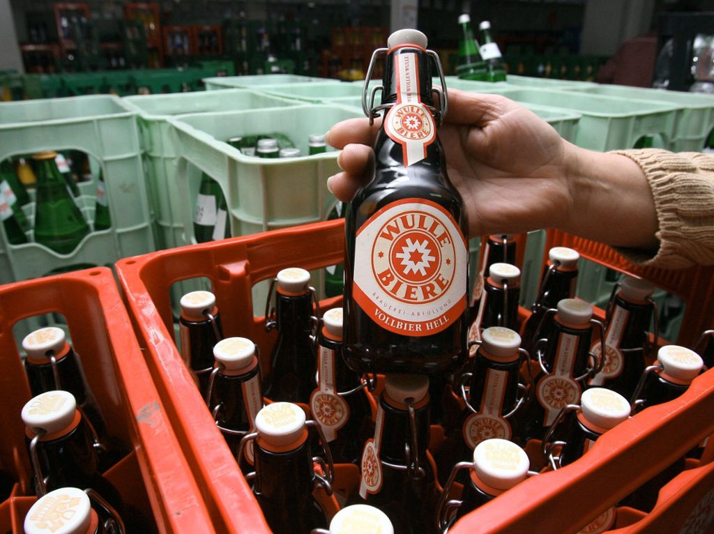 Getränkelaster verliert Tausende Bierflaschen