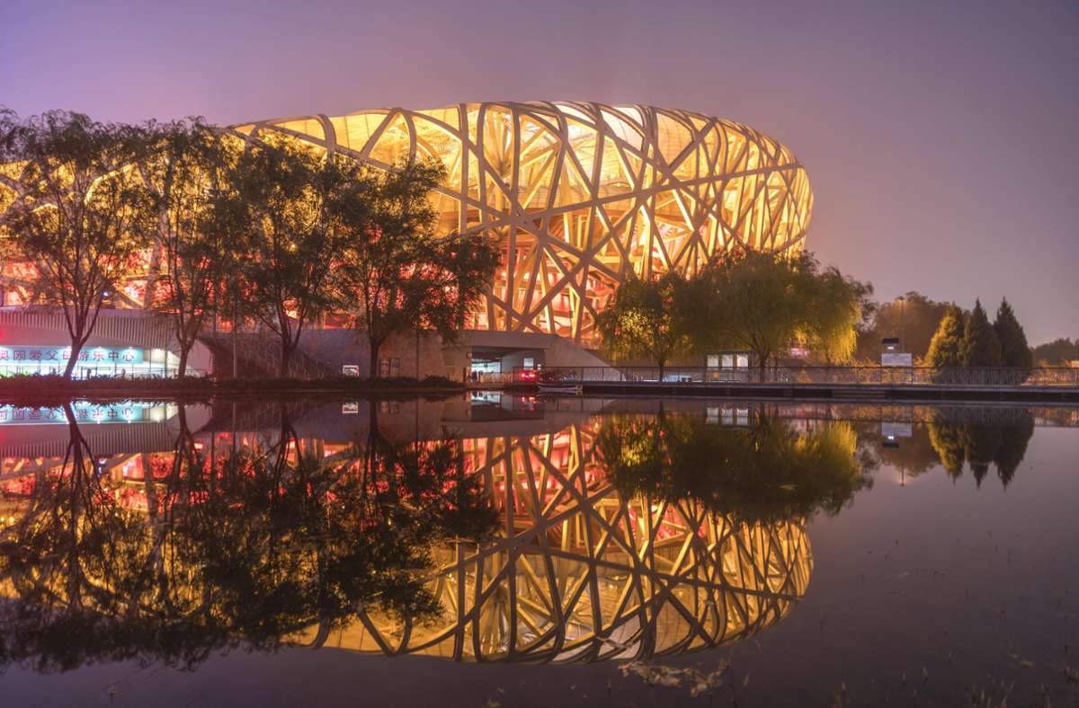 Das Olympic National Stadium in Peking: Während der Olympischen Sommerspiele 2008 fand in dem Stadion das Finale des Fußballturniers statt. Die Bewohner Pekings zumindest haben für das 320 Meter lange, 300 Meter breite und 70 Meter hohe Gebäude mit der markanten Stahlfassade einen Spitznamen: das Vogelnest.