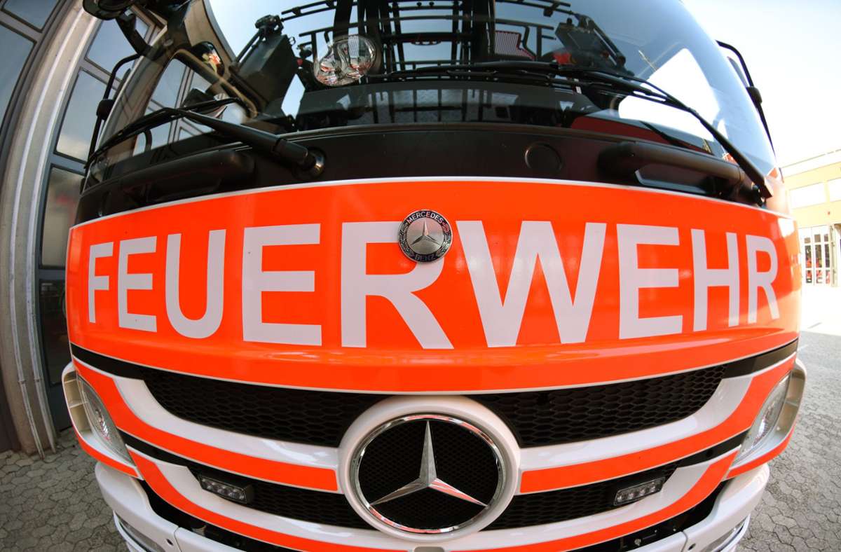 Undefinierbarer Geruch: Feuerwehr räumt Mehrfamilienhaus in Esslingen