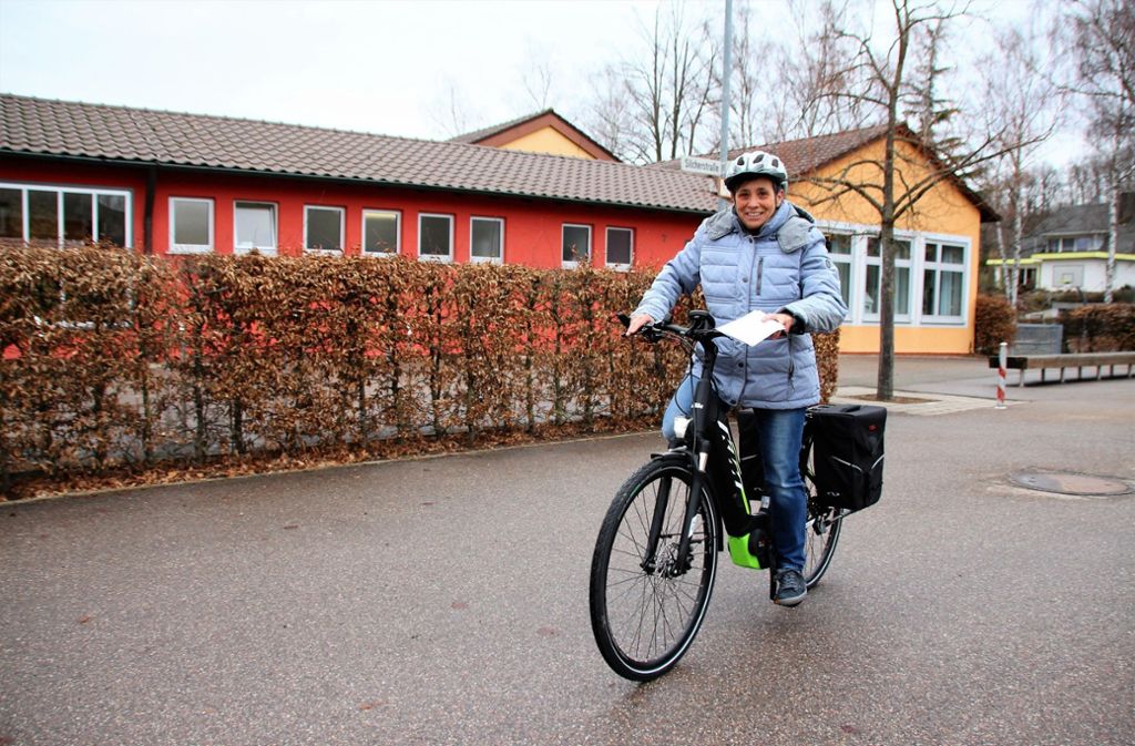 Amtsbotin Petra Brüstle erledigt ihre Lieferungen mit ihrem neuem motorisierten Drahtesel: Notzingen: Neues E-Bike für Amtsbotin Petra Brüstle