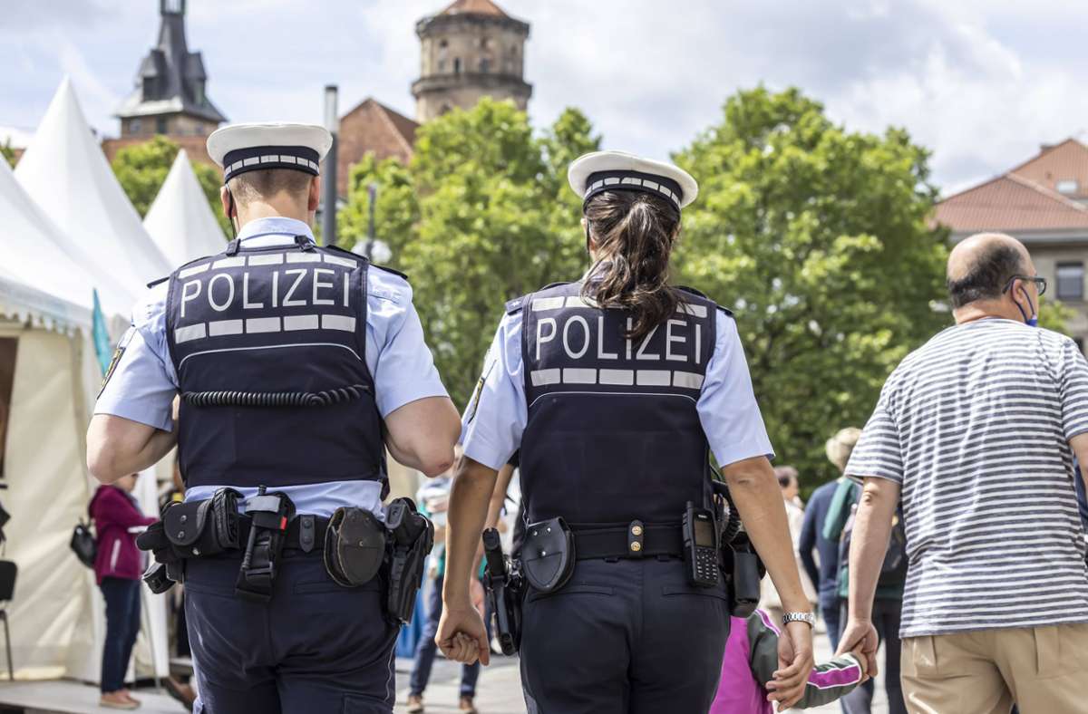 Polizisten in der Stuttgarter Innenstadt: Mit der Aufwertung soll auch ihr Dienst für den Nachwuchs attraktiver werden. Foto: Imago/Arnulf Hettrich