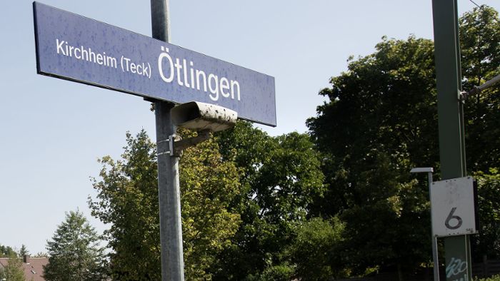 Zwei Stunden von Plochingen nach Owen – Bus bleibt in Wiese stecken