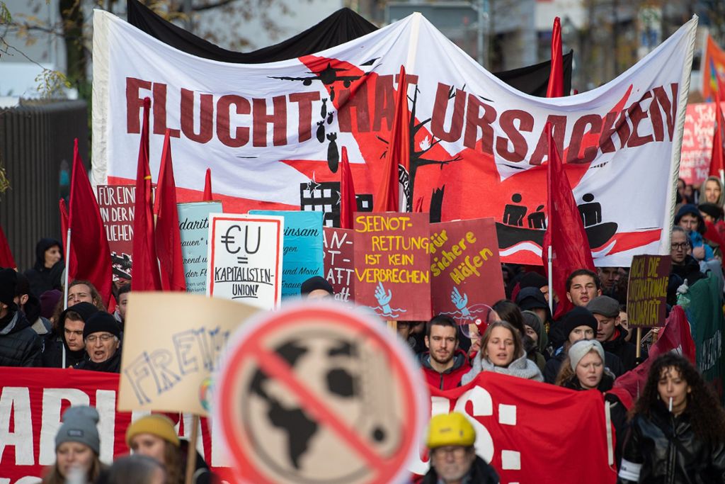 Schuld sei auch die Umweltzerstörung: Hunderte demonstrieren gegen Fluchtursachen