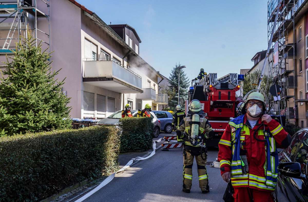 Zu einem Brand in einem Mehrfamilienhaus in der Ludwigstraße in Wernau (Kreis Esslingen) sind Feuerwehr, Rettungsdienst und Polizei am Karfreitagnachmittag ausgerückt.