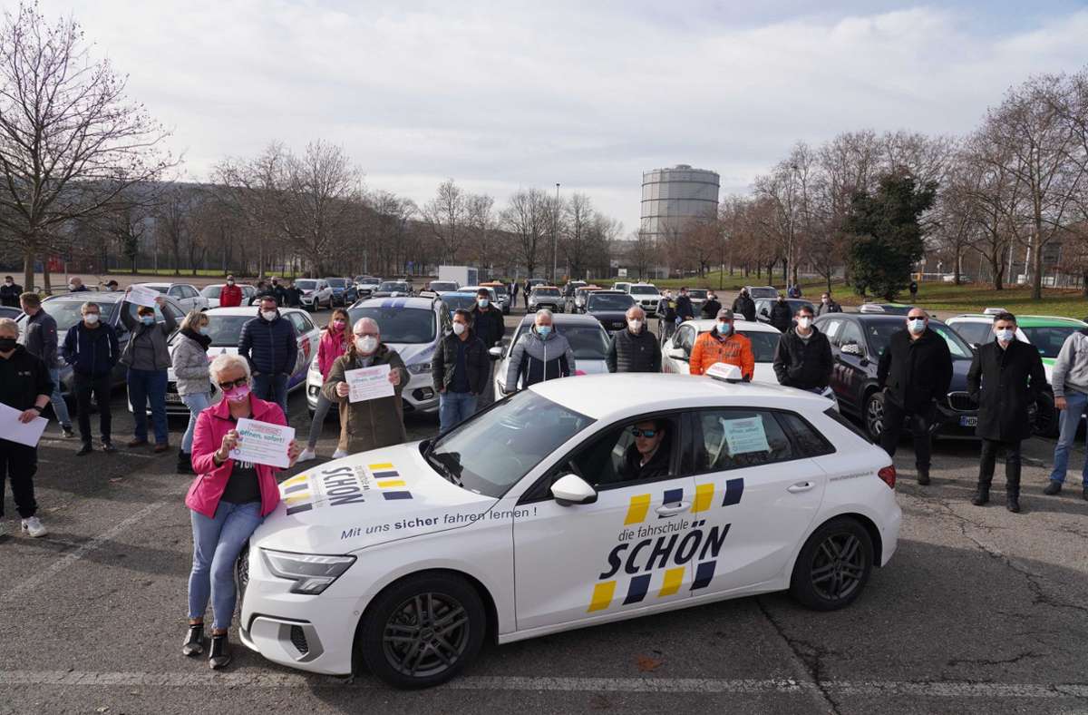 Die Vertreter einiger Fahrschulen aus Baden-Württemberg haben am Donnerstag auf dem Cannstatter Wasen demonstriert.