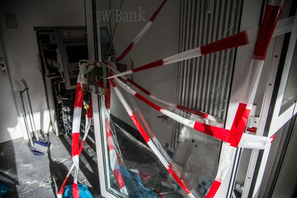 08.12.2017 Unbekannte haben in Leinfelden-Echterdingen einen Geldautomaten gesprengt.