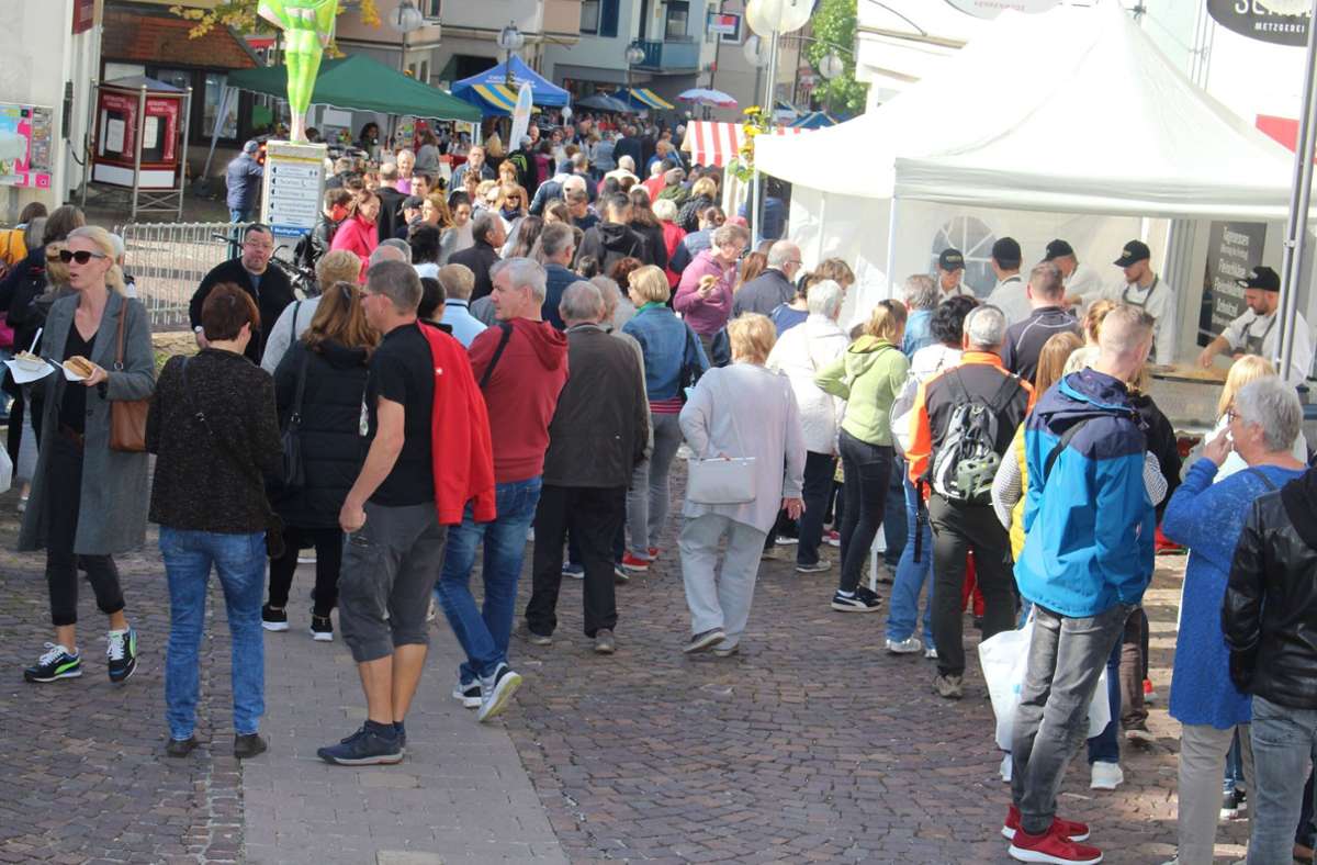 Viele Geschäfte sind am Sonntag in Plochingen geöffnet, aber auch der Flohmarkt und das kulinarische Angebot locken zahlreiche Besucher an.