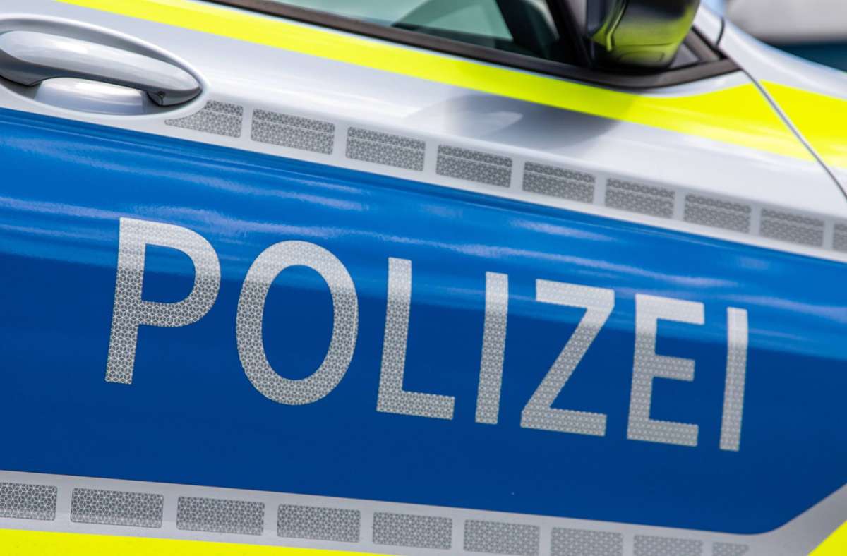 Tödlicher Unfall in Karlsruhe: Achtjähriger wird zwischen Lastwagen und Auto eingeklemmt und stirbt