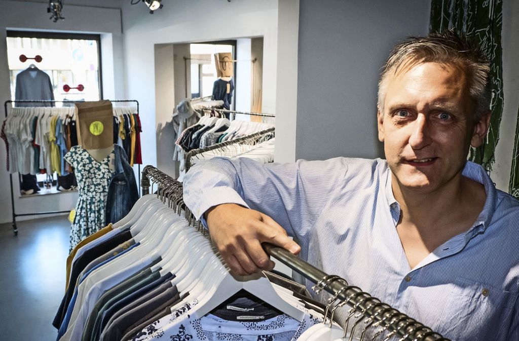 Ein Einzelhändler in Stuttgart verkauft seine fair produzierte Ware morgens und nachts: Klamotten shoppen bis Mitternacht