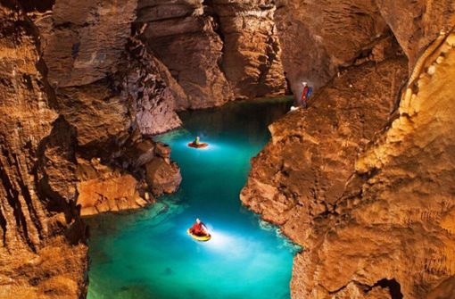 Die Blautopfhöhle  (auch Blauhöhle genannt) ist – mit einer erforschten Länge von 15 657 Meter  – Teil des Blauhöhlensystems, des größten Höhlensystems der Schwäbischen Alb. Der  Blautopf in Blaubeuren bildet den Abfluss dieser Höhle und speist den Fluss Blau. Foto: Andreas Kücha/Arge Blautopf/Stadt Blaubeuren Tourism/s